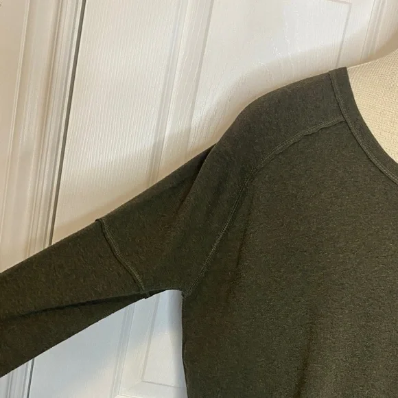 TNA Olive Raglan Long Sleeve Tee Raw Curved Hem US S - Picture 3 of 15